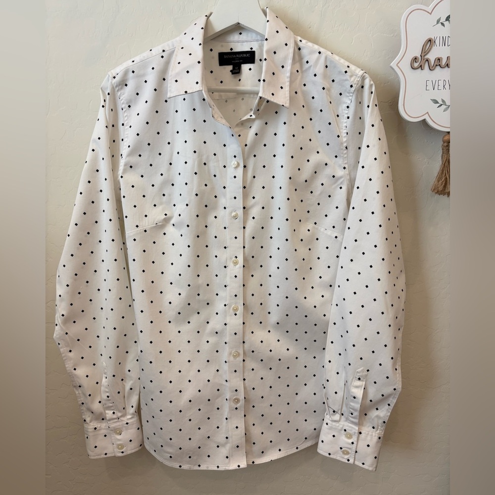 Banana Republic White print long-sleeve, button-up Shirt - tailored fit.